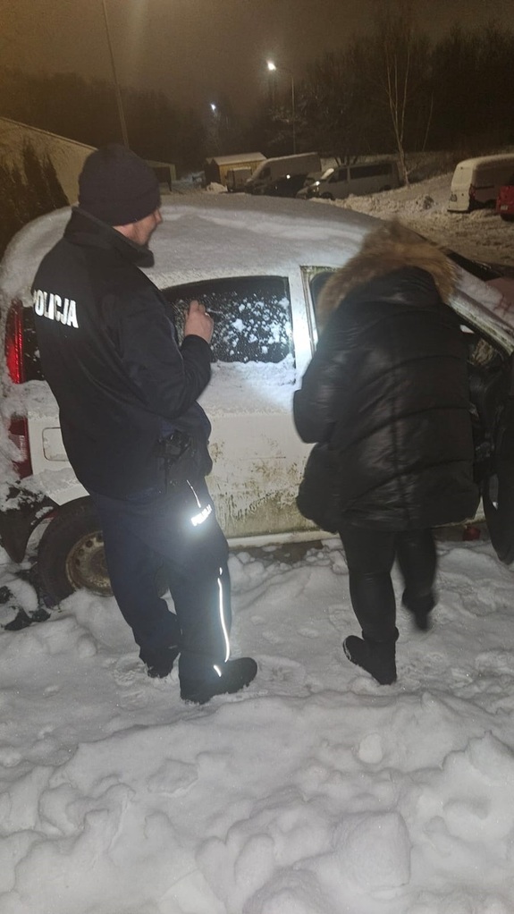 policjant dzielnicowy podczas kontroli