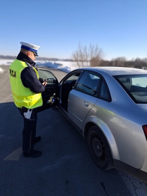 policjant podczas kontroli drogowej