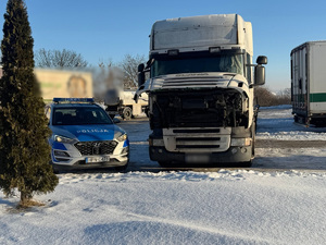 policyjny radiowóz przy ciężarówce