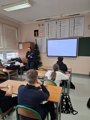 policjantka podczas spotkania z młodzieżą