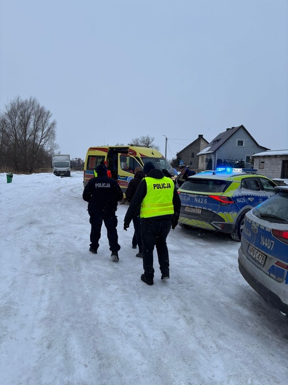 policjanci podczas akcji poszukiwawczej