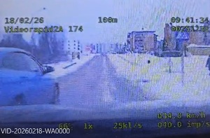 widok z policyjnego wideorejestratora pojazd wyprzedzający radiowóz na przejściu dla pieszych