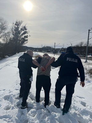 policjanci podczas zatrzymania 39-letniego kierującego