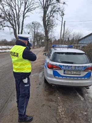 policjant podczas pomiaru prędkości