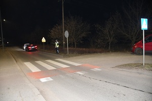 policjant i radiowóz policyjny na miejscu zdarzenia