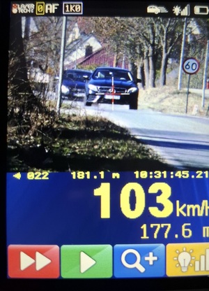 widok policyjnego miernika prędkości