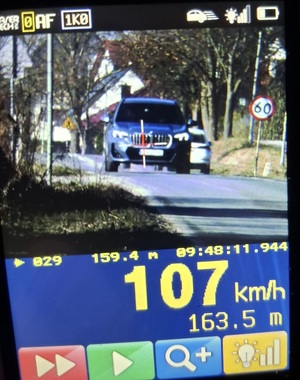 widok policyjnego miernika prędkości