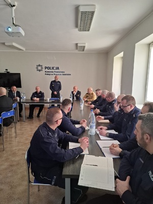 policjanci podczas odprawy