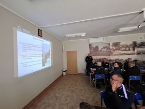 policjanci podczas odprawy