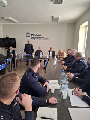 policjanci podczas odprawy