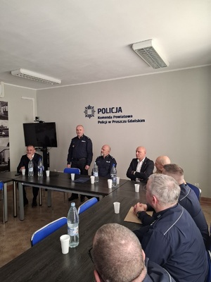 policjanci podczas odprawy