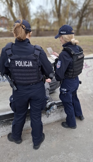 policjantki podczas patrolu