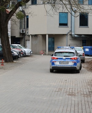 radiowóz policyjny na miejscu zdarzenia