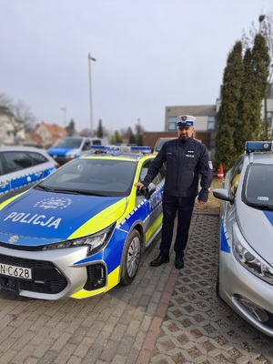 policjant przy radiowozie