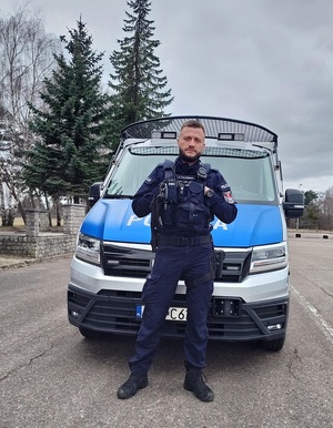 policjant przy radiowozie