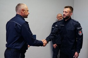 policjant odbierający gratulacje od Komendanta Wojewódzkiego Policji w Gdańsku