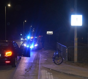 policyjny radiowóz na miejscu zdarzenia