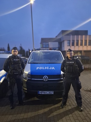 policjanci przy radiowozie