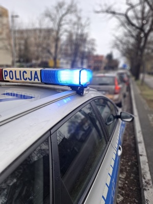 policyjny radiowóz na miejscu kontroli drogowej