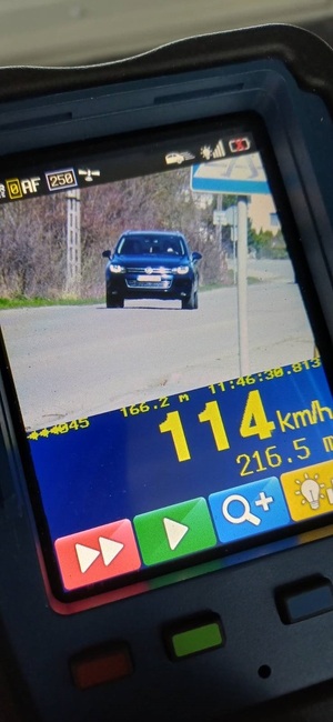 widok z policyjnego miernika prędkości