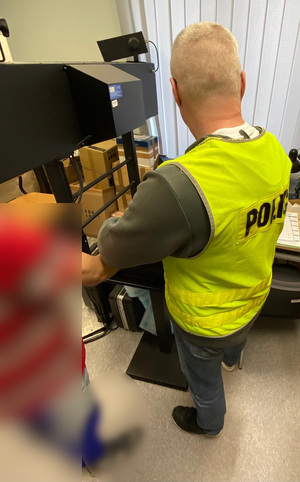 policjant podczas czynności z zatrzymanym