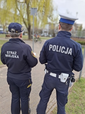 policjant i strażniczka miejska podczas zawodów