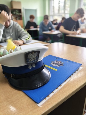 policyjna czapka