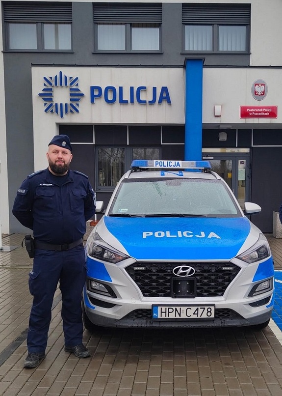 policjant przy radiowozie