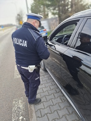 policjant podczas kontroli drogowej