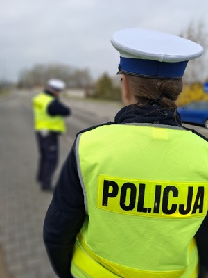 policjanci podczas służby na drodze