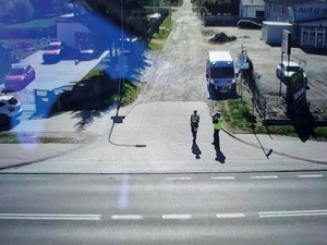 policjanci podczas służby na drodze