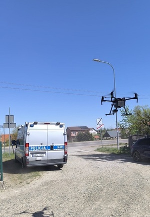 radiowóz i dron policyjny