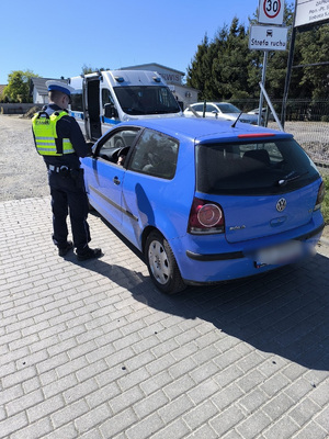 policjant podczas kontroli drogowej