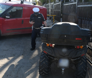 policjant podczas oględzin uszkodzonego quada