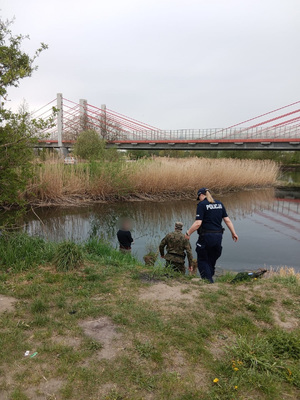 policjantka podczas wspólnej służby ze Strażą Rybacką