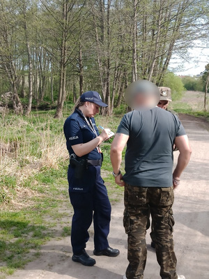 policjantka podczas wspólnej służby ze Strażą Rybacką