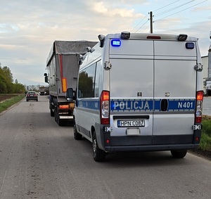 policyjny radiowóz podczas kontroli drogowej