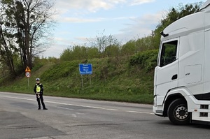 policjant podczas kontroli drogowej