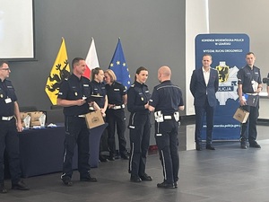 policjanci podczas wręczania nagród