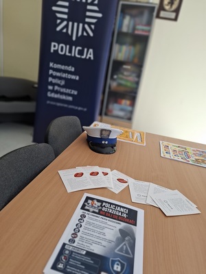 policyjna czapka