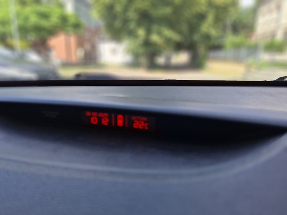 termometr w samochodzie wskazujący temperaturę +22 stopnie celsjusza