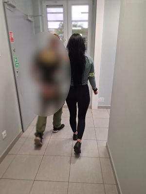 policjanci podczas czynności z zatrzymanym