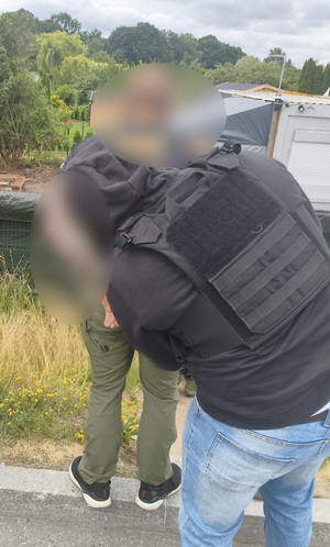 policjanci podczas czynności z zatrzymanym