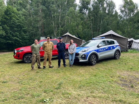 policjanci podczas kontroli miejsc wypoczynku
