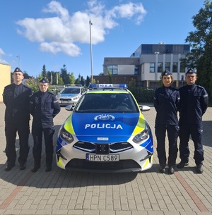 czworo policjantów przy radiowozie