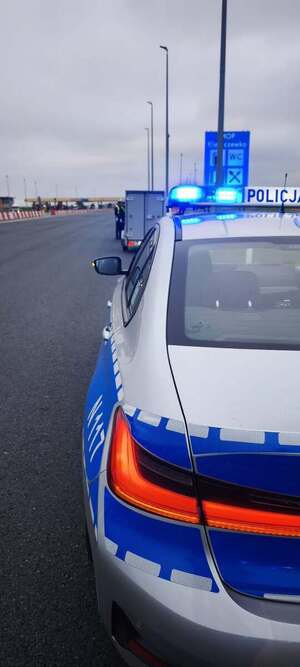 policyjny radiowóz na miejscu kontroli trzeźwości na A1
