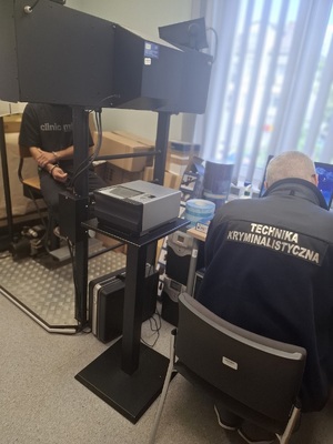 technik kryminalistyki podczas czynności z zatrzymanym