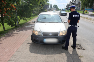 policjant podczas oględzin miejsca zdarzenia