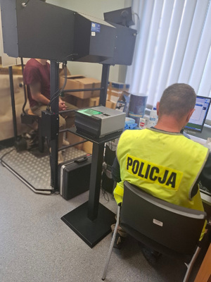 policjant podczas czynności z zatrzymanym