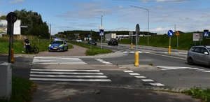 policjant i radiowóz policyjny na miejscu zdarzenia